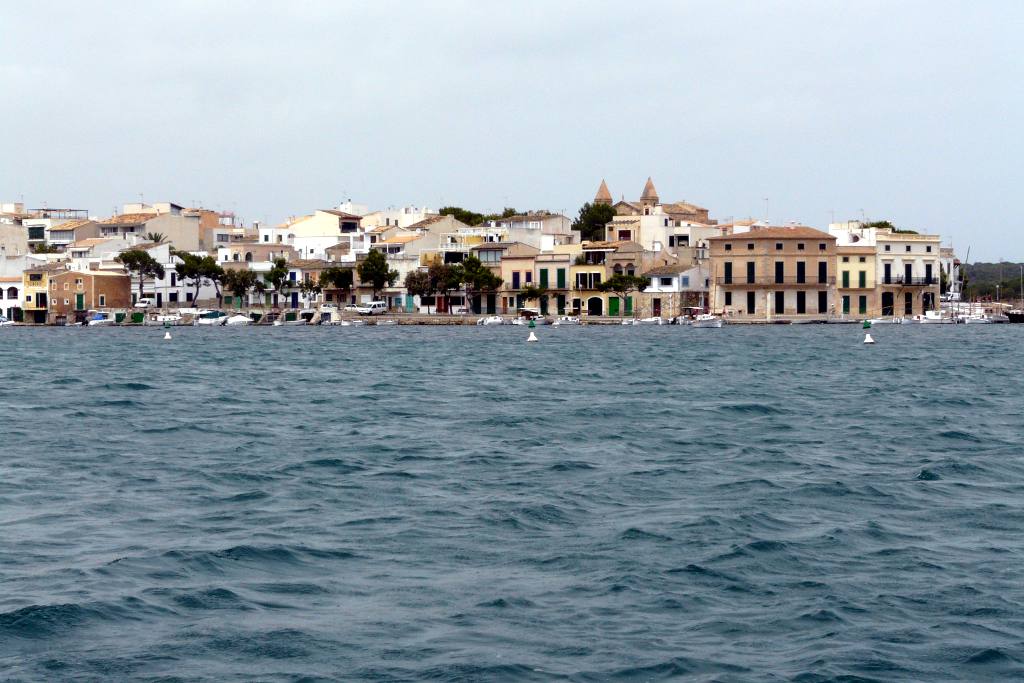 Das Naturhafenbecken von Porto Colom